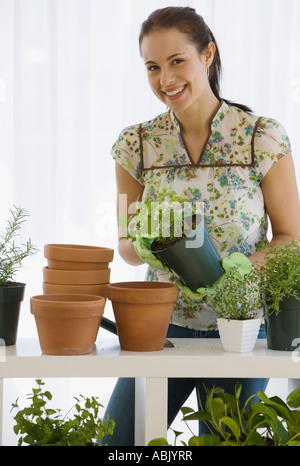 Les plantes en pot Femme Banque D'Images