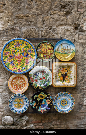 Décoration italienne peint floral ceramic plaques patterened à vendre San Gigimano touscany San Gimignano Toscane Italie, l'Europe, l'UNION EUROPÉENNE Banque D'Images