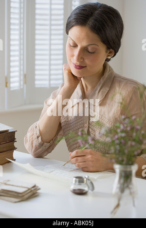 Femme en vêtements vintage écrit lettre Banque D'Images