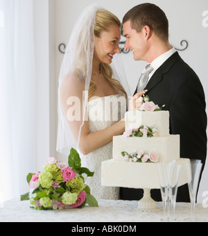 Mariée et le marié à côté de cake Banque D'Images