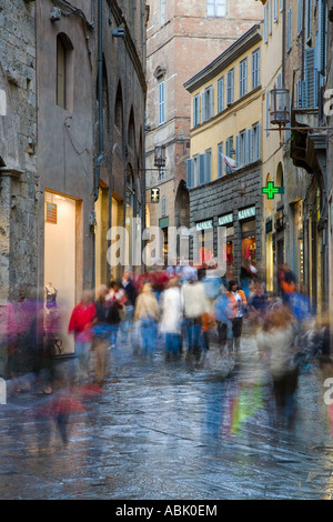 Paysage de la rue de Sienne - Italien les foules dans zone commerçante centrale sur jour de pluie sur la piazza Sienne Italie, l'Europe, l'UNION EUROPÉENNE Banque D'Images