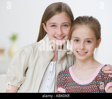 Close up of sisters hugging Banque D'Images