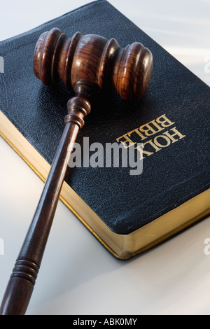 S juge gavel on bible Banque D'Images