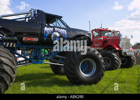 Big Pete et Grim Reaper monster trucks Banque D'Images