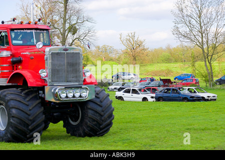 Monster truck big pete les manœuvres autour de sa proie Banque D'Images