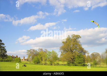 Man flying kite landboarding buggie de Loseley Park Chambre ci-dessus Banque D'Images