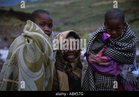 Troupeau de trois garçons se serrent sous des couvertures dans la région montagneuse de royaume du Lesotho, afrique du sud Banque D'Images