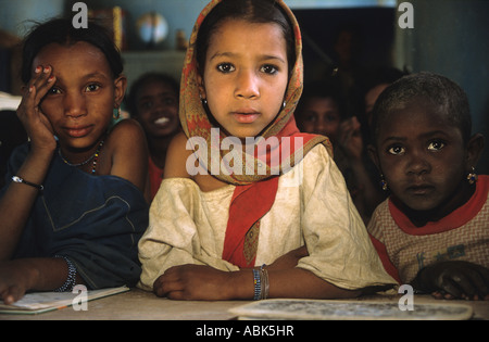 Filles nomades Tuareg à l'école dans le désert du Sahara, Abeibara, Mali, Afrique de l'Ouest Banque D'Images