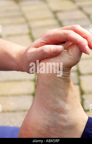 Étirement de la TOE dans le cadre d'un massage corporel thaïlandais Banque D'Images