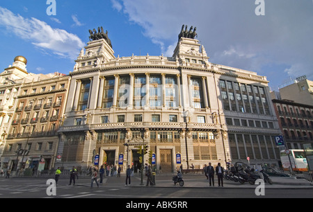 Bel immeuble avec deux sculptures en haut dans le centre de Madrid, Espagne, Europe Banque D'Images