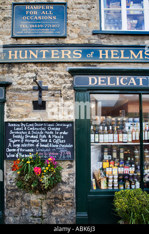 Traiteur attrayant dans la fenêtre au nord Yorkshire Angleterre Helmsley Banque D'Images