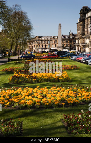 Les fleurs de printemps dans la région de Prospect Place West Park Harrogate North Yorkshire Angleterre Banque D'Images