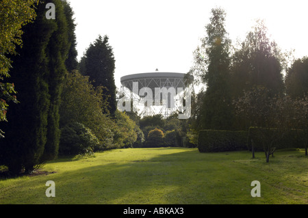 Le radiotélescope de Jodrell Bank et de l'Arboretum Color Banque D'Images