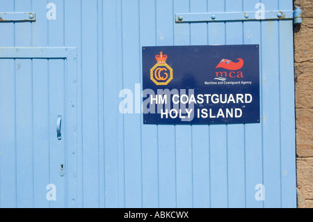H M signe sur l'île Sainte des garde-côtes de l'île de lindisfarne Northumberland Banque D'Images