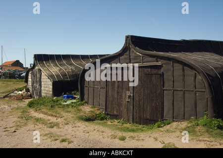 Cabanes de pêcheurs locaux fabriqués à partir de bateaux renversés, Lindisfarne, Northumberland, Angleterre Banque D'Images