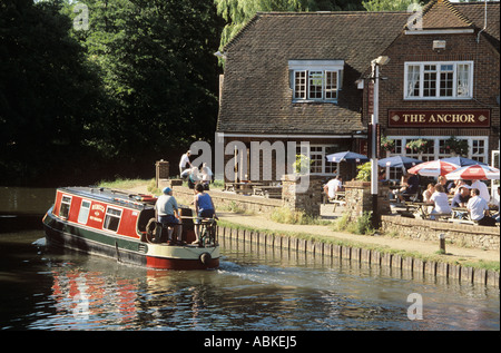 Bateau étroit canal passant "l'ancre" pub sur voie navigable Wey en été. Pyrford Surrey England UK Vert Banque D'Images