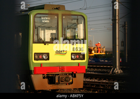 Train DART à Dublin City Banque D'Images