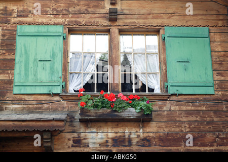 Affichage de la fenêtre typique chalet Suisse traditionnel Chateau d oex village Pays d Enhaut Oberland bernois Suisse Europ Banque D'Images