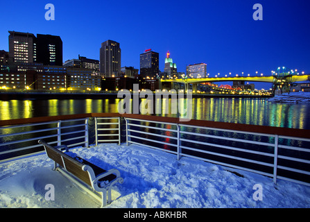 Le centre-ville de St. Paul MINNESOTA SKYLINE, WABASH STREET BRIDGE ET MINNISSIPPI RIVER D'HARRIET ISLAND. L'hiver. Banque D'Images