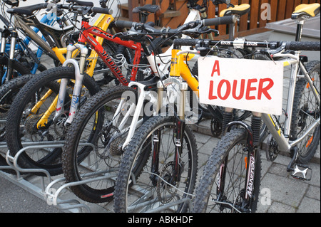 Pour louer ou de louer des vélos de montagne publicité signe en ville alpine de Villars en Valais Suisse de l'Europe Banque D'Images