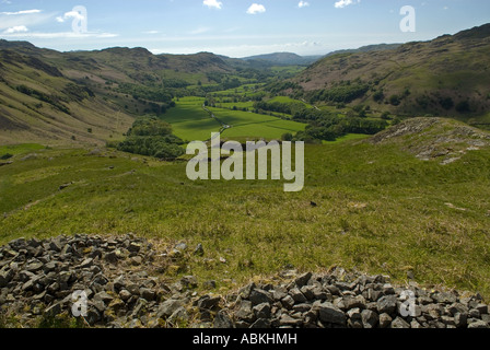 Vue du Fort romain de Hardknott à à l'ouest vers le bas l'Eskdale vallée vers le Solway Firth. Banque D'Images