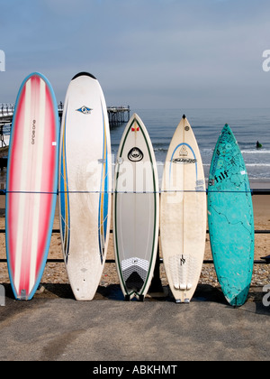 Des planches de surf à égalité contre station main courante à l'extérieur de la boutique de surf à Saltburn Cleveland UK Banque D'Images