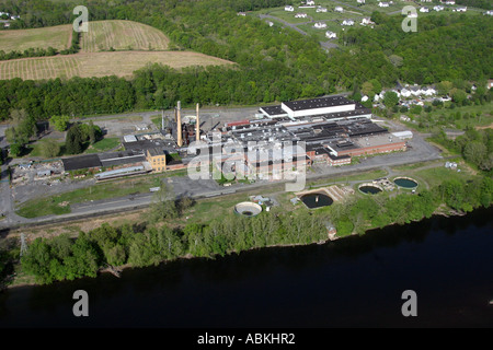 Photo aérienne de l'usine de papier de Curtis, fermé depuis 2003, sur les rives de la rivière Delaware à MIlford, New Jersey, États-Unis Banque D'Images