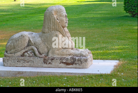 Le parc jardin de Château Mouton Rothschild avec une pierre Sphinx Sphinx sfinx Pauillac Medoc Bordeaux Gironde Aquitaine France Banque D'Images