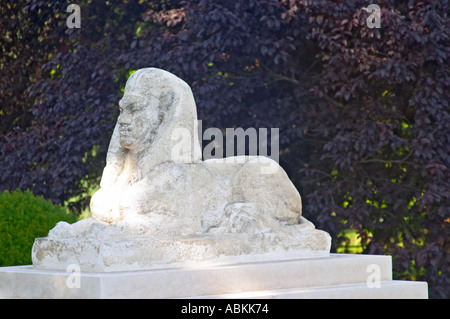 Statue de pierre d'un Sphinx Sphinx sfinx à l'entrée du parc du Château Mouton Rothschild Pauillac Medoc Bordeaux Gironde Aquitaine France Banque D'Images