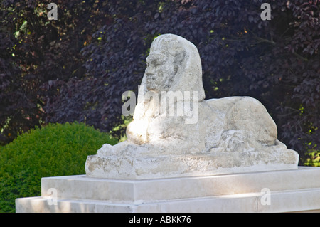 Statue de pierre d'un Sphinx Sphinx sfinx à l'entrée du parc du Château Mouton Rothschild Pauillac Medoc Bordeaux Gironde Aquitaine France Banque D'Images