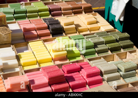 Parfumée savon provençal traditionnel en vente au marché du Cours Saleya à Nice France Banque D'Images