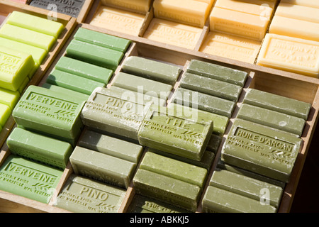 Parfumée savon provençal traditionnel en vente au marché du Cours Saleya à Nice France Banque D'Images