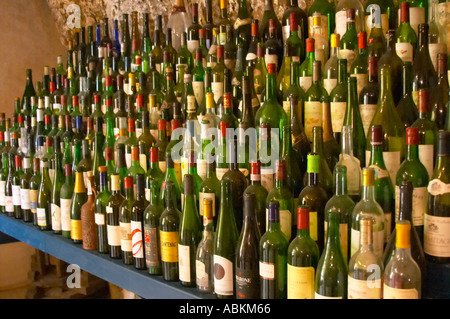 De nombreuses bouteilles vides dans la salle de dégustation Chateau Belair (Bel Air) 1er premier Grand Cru Classe Saint Emilion Bordeaux Gironde Aquitaine France Banque D'Images