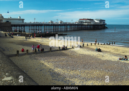 La plage et la jetée de Cromer, Norfolk, East Anglia Angleterre Grande-bretagne Royaume-uni U K Juillet 2006 Banque D'Images