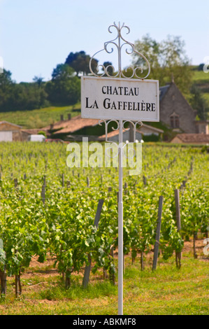 Un panneau blanc dans le vignoble disant Château La Gaffeliere Saint Emilion Bordeaux Gironde Aquitaine France Banque D'Images