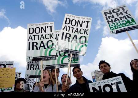 Les protestations contre la guerre en 2003 avec Birmingham n'attaquer l'irak posters coalition contre la guerre les enfants Banque D'Images