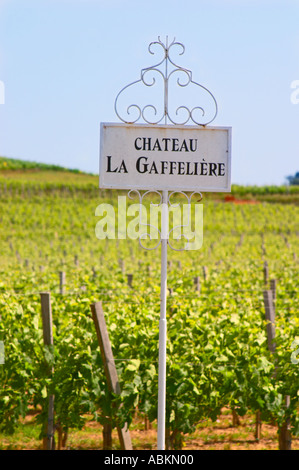 Un panneau blanc dans le vignoble disant Château La Gaffelière Gaffeliere Saint Emilion Bordeaux Gironde Aquitaine France Banque D'Images