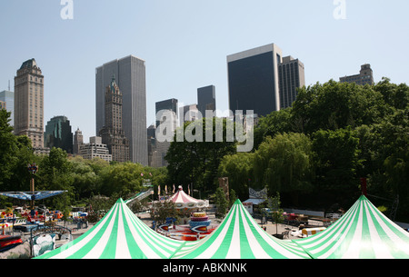 Vue de l'intérieur de Central Park à New York à la recherche au cours d'une fête foraine avec de grands gratte-ciel en toile de fond Banque D'Images