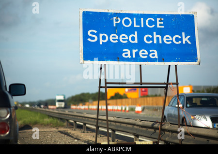 Vérification de la vitesse de la police Salon signe sur autoroute en Angleterre Banque D'Images