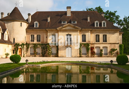 Le château principal bâtiment avec sa tour et un étang montrant une réflexion Château Bouscaut Cru Classe Cadaujac Graves Pessac-Léognan Bordeaux Gironde Aquitaine France Banque D'Images