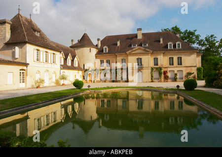 Le château principal bâtiment avec sa tour et un étang montrant une réflexion Château Bouscaut Cru Classe Cadaujac Graves Pessac-Léognan Bordeaux Gironde Aquitaine France Banque D'Images