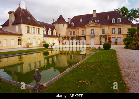 Le château principal bâtiment avec sa tour et un étang montrant une réflexion Château Bouscaut Cru Classe Cadaujac Graves Pessac-Léognan Bordeaux Gironde Aquitaine France Banque D'Images