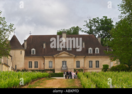 Un groupe de dégustateurs de vins en visite dans le vignoble en face du château Bouscaut Cru Classe Chateau bâtiment Cadaujac Graves Pessac-Léognan Bordeaux Gironde Aquitaine France Banque D'Images