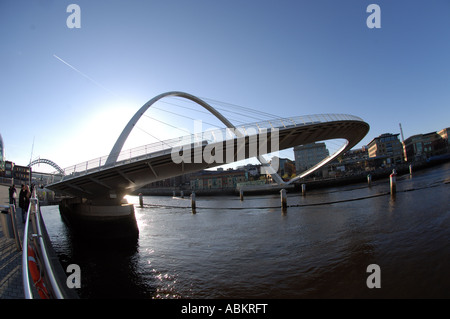 Inclinaison Gateshead Millennium Bridge sur la Tyne à Newcastle, ouvert Banque D'Images