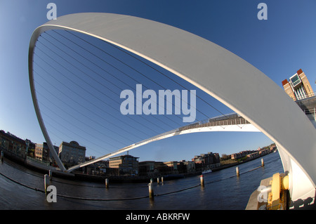 Inclinaison Gateshead Millennium Bridge sur la Tyne à Newcastle, ouvert Banque D'Images