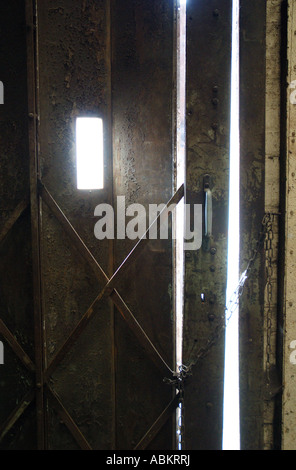 Intérieur de Sandersons steel works Sheffield, en 2007 à travers la fenêtre de la porte de lumière brillant Banque D'Images