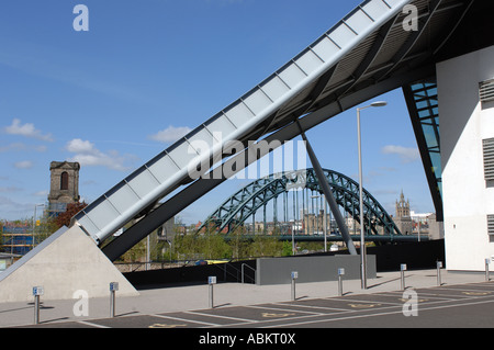 Vue sur le pont Tyne à partir de la Conférence Sage et Music Center building à Gateshead de Tyne et Wear, Angleterre Banque D'Images