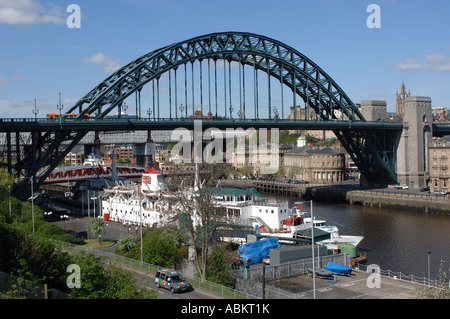 Tyne Bridge enjambant la rivière Tyne entre Newcastle et Gateshead, dans le Nord de l'Angleterre, la compression arch pont suspendu bri Banque D'Images