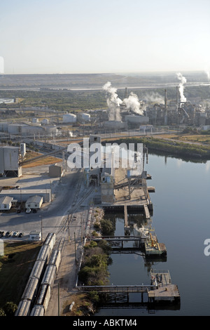 Photo aérienne de l'usine usine industrielle lourde sur la rivière Alafia Gibsonton chenal sud de Tampa Bay en Floride Banque D'Images