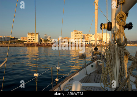 Yacht ancré par Cafe Del Mar Banque D'Images